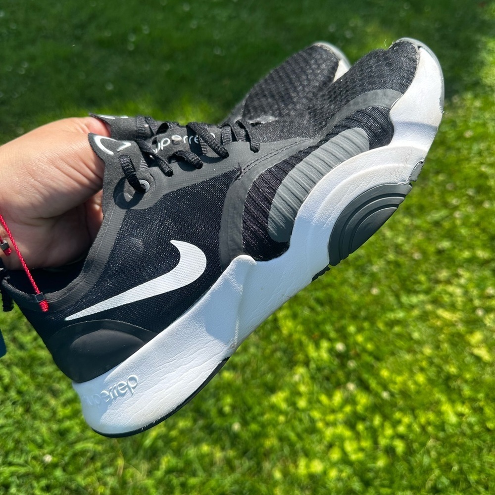 Nike Black and White Athletic Training Shoes with Breathable Mesh